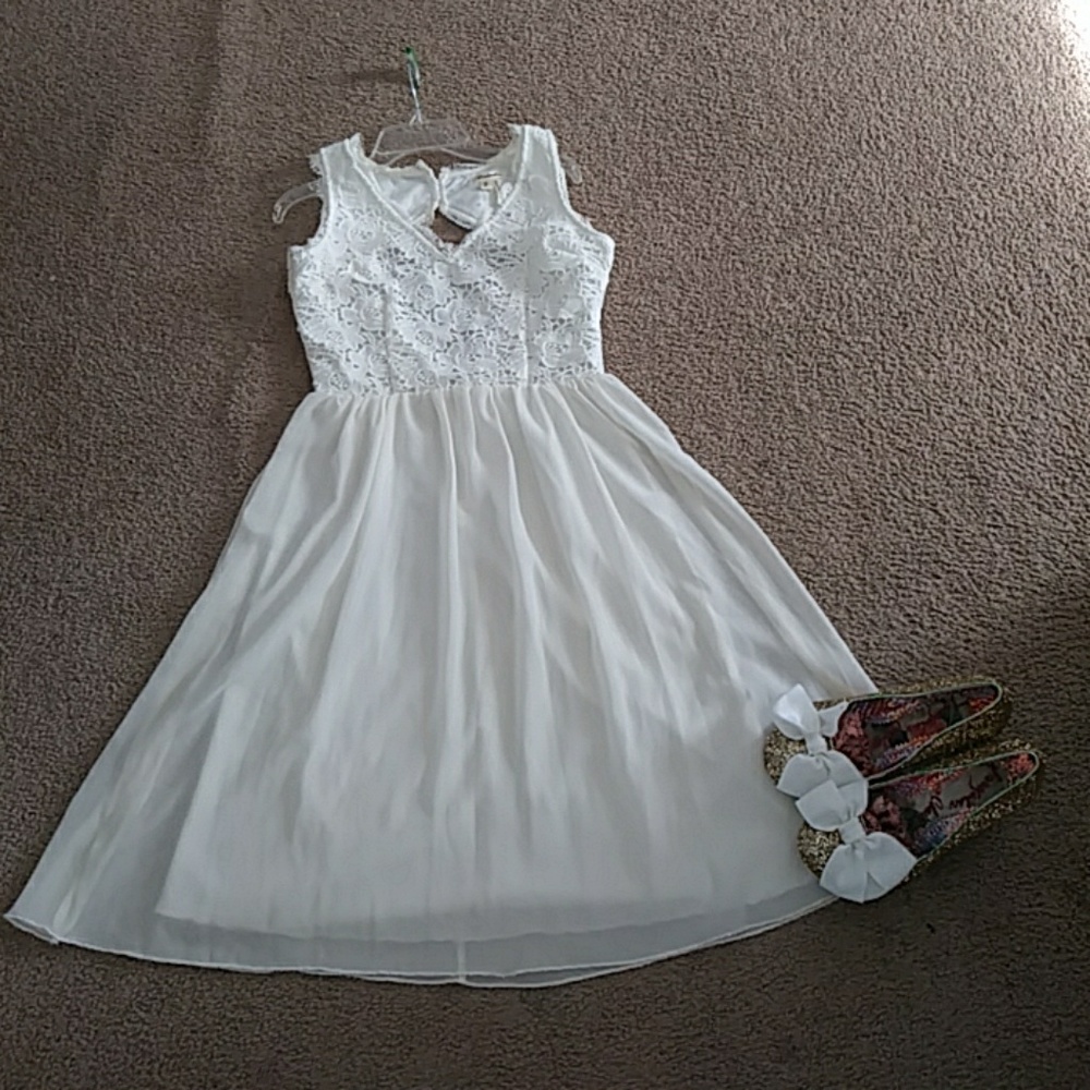 Off-white laced dress